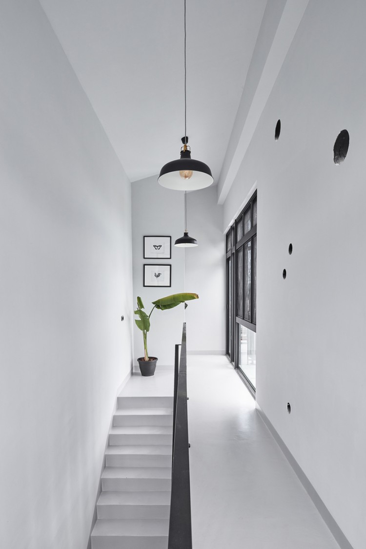 puits de lumière maison intérieur design blanc esprit minimaliste mélange styles déco divers