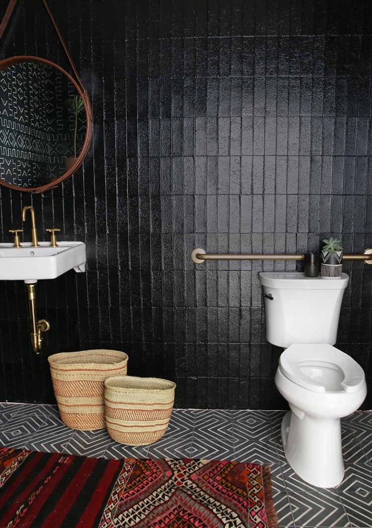 déco murale salle de bain bois et pierre mur accent déco sombre élégante matériaux bruts naturels