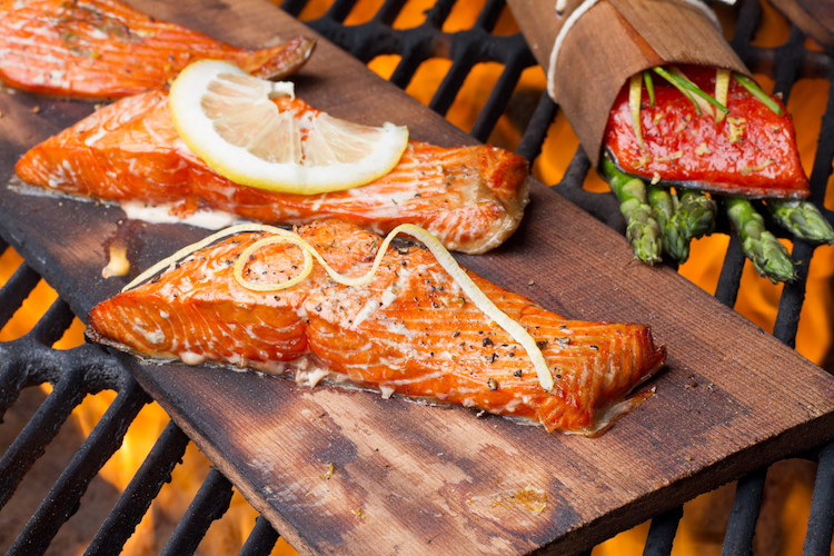 saumon grille planche cedre barbecue