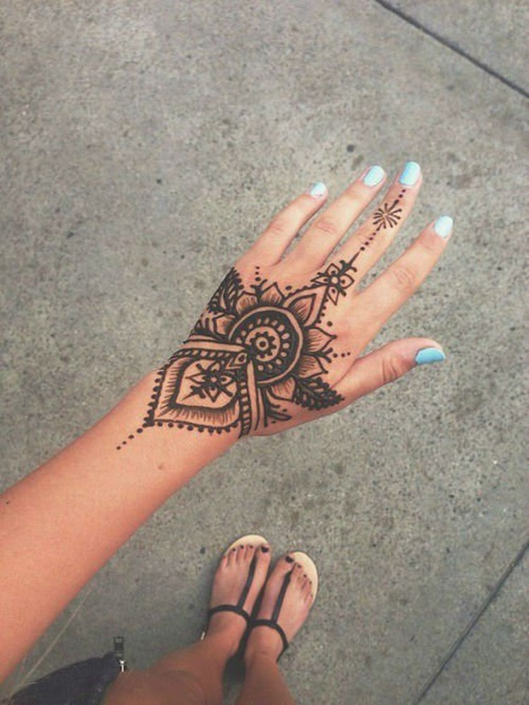 tatouage au henné femme main