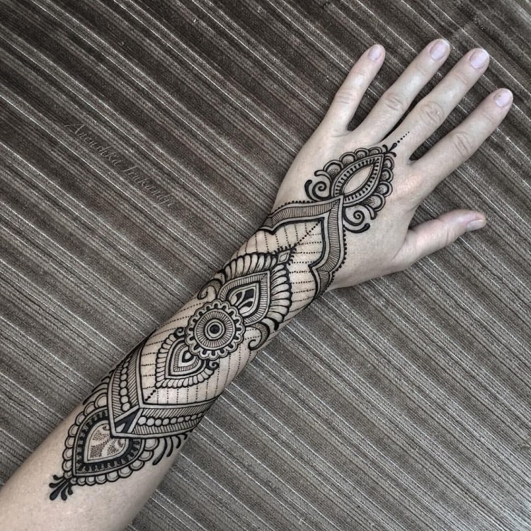 tatouage henné avant-bras et main