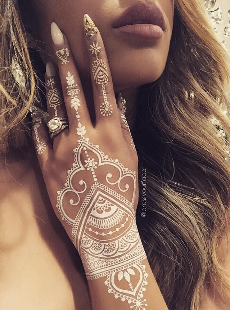 tatouage henné blanc motifs splendides