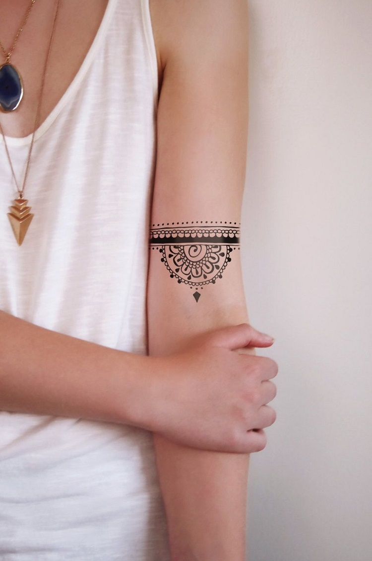 tatouage henné bras style minimaliste