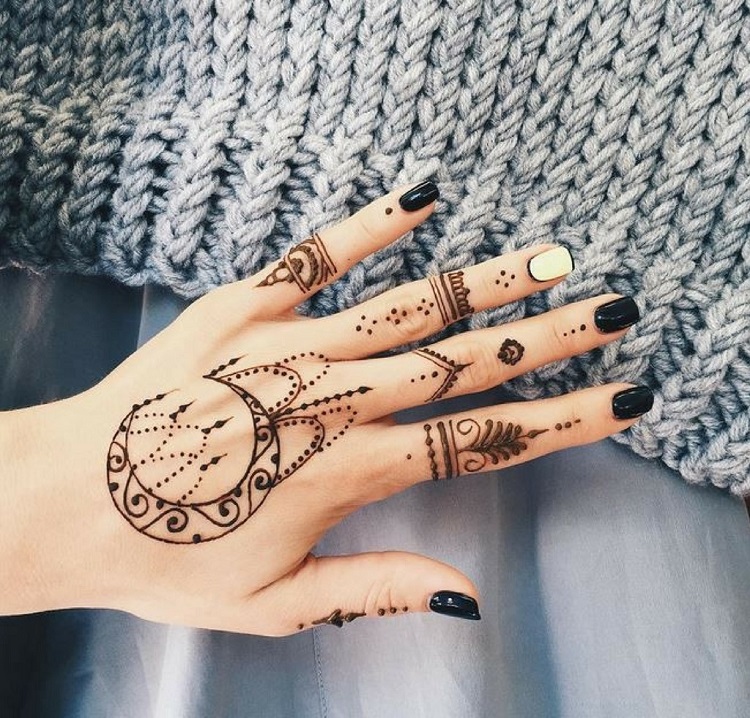 tatouage henné croissant de lune et motifs