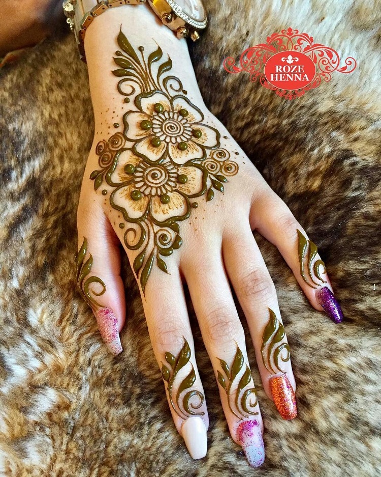 tatouage henné design magnifique sur la main