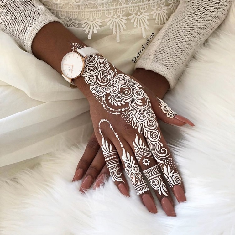 tatouage henné en blanc sur la main et les doigts