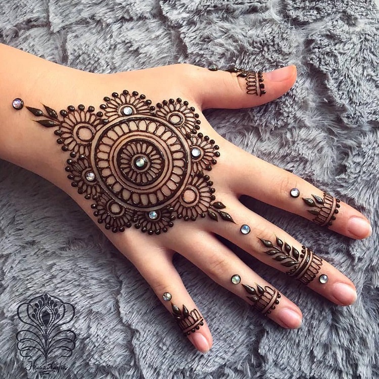 tatouage henné et strass sur la main