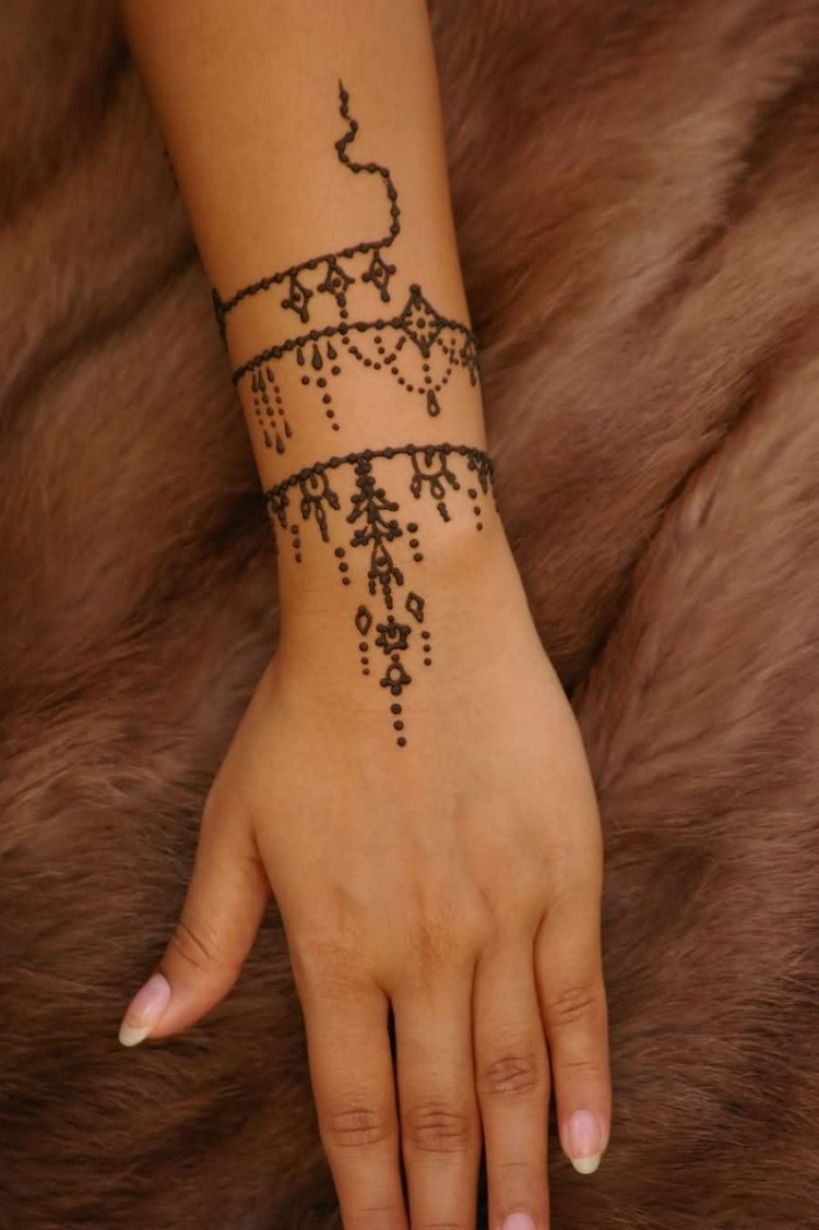 tatouage henné façon bracelet femme