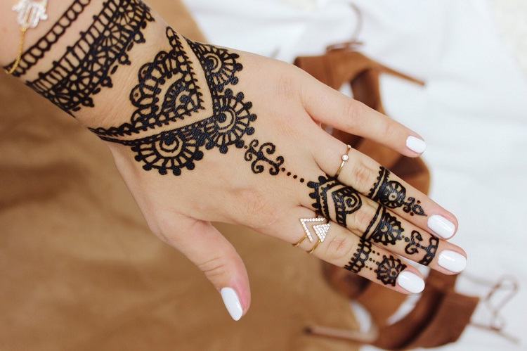 tatouage henné façon bracelet