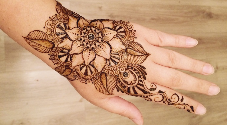 tatouage henné fleur et motifs sur la main