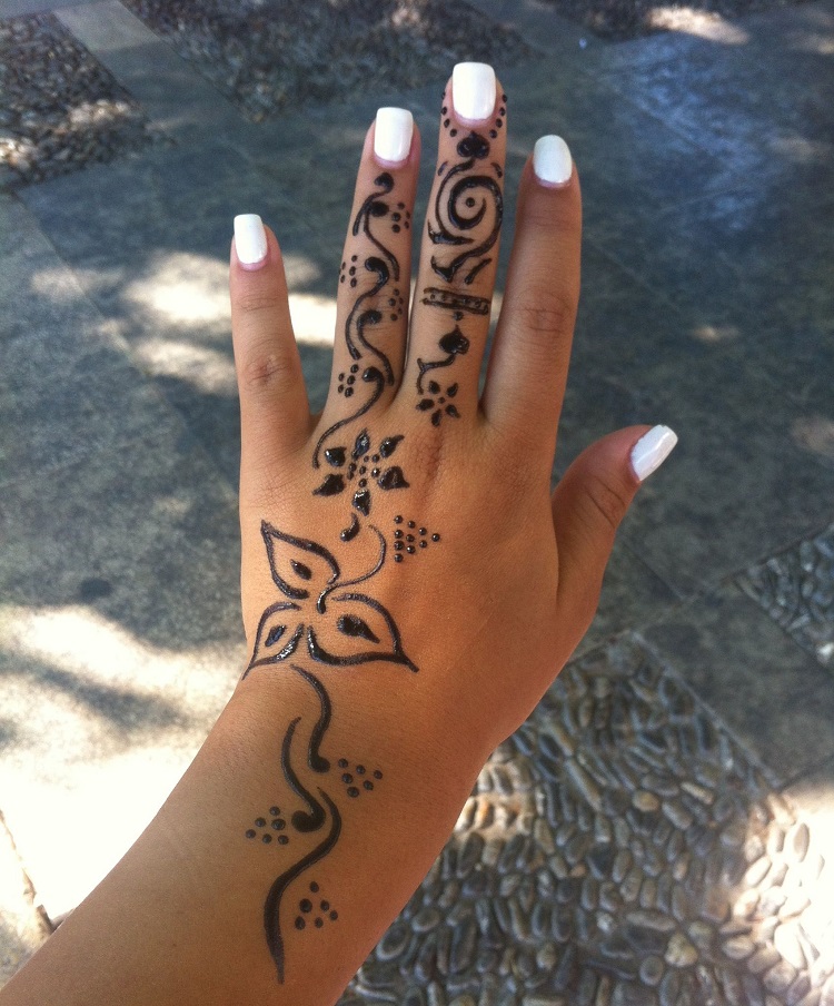 tatouage henné fleurs délicates sur la main
