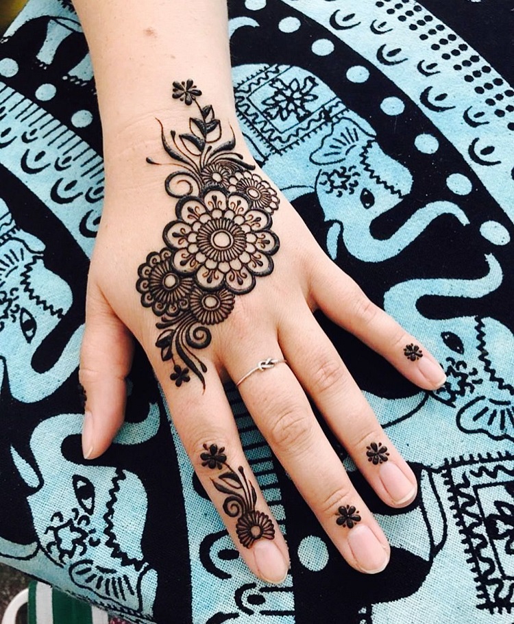 tatouage henné fleurs sur la main