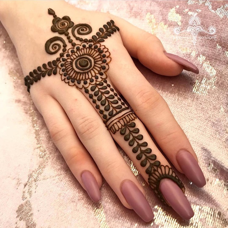 tatouage henné imitant un bracelet