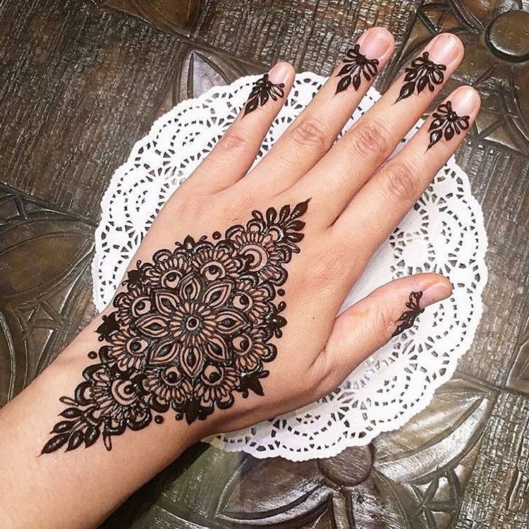 tatouage henné joli motifs sur les doigts et la main