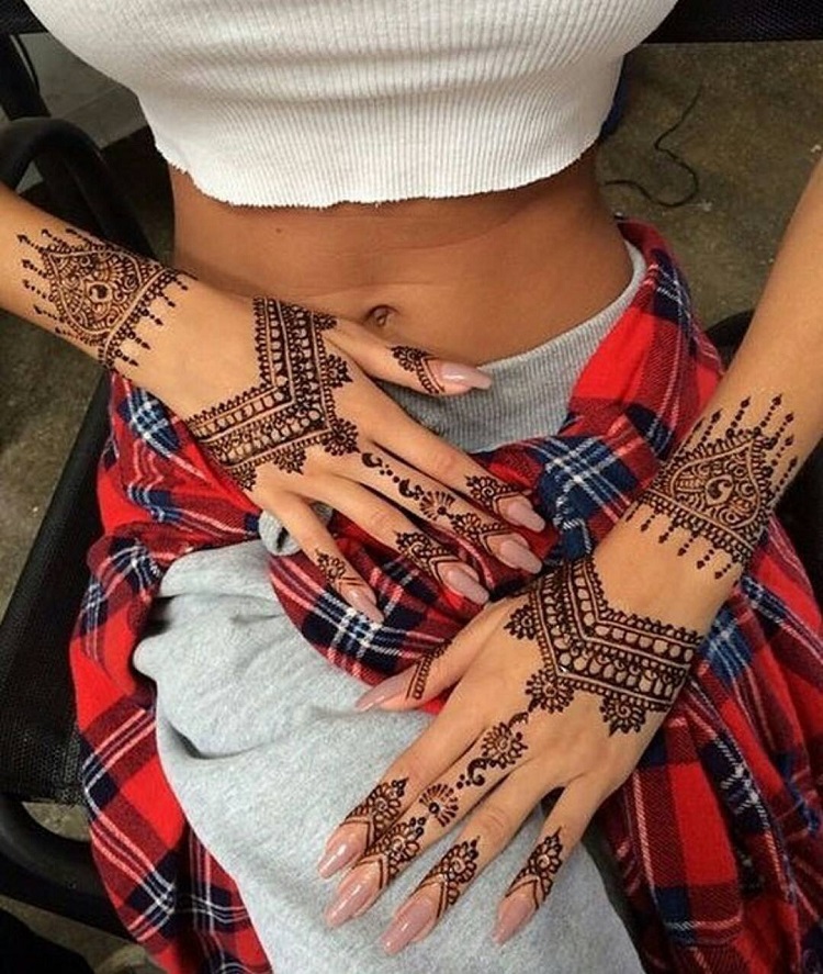 tatouage henné magnifique sur les mains