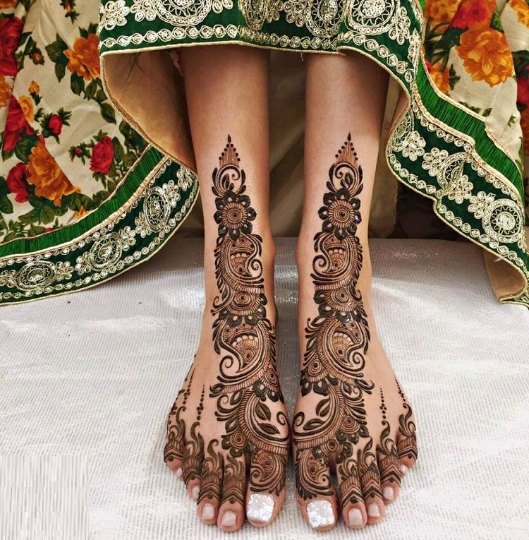 tatouage henné magnifiques sur les pieds