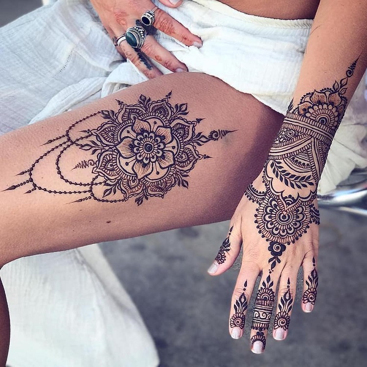tatouage henné mandala sur la cuisse et motifs sur la main