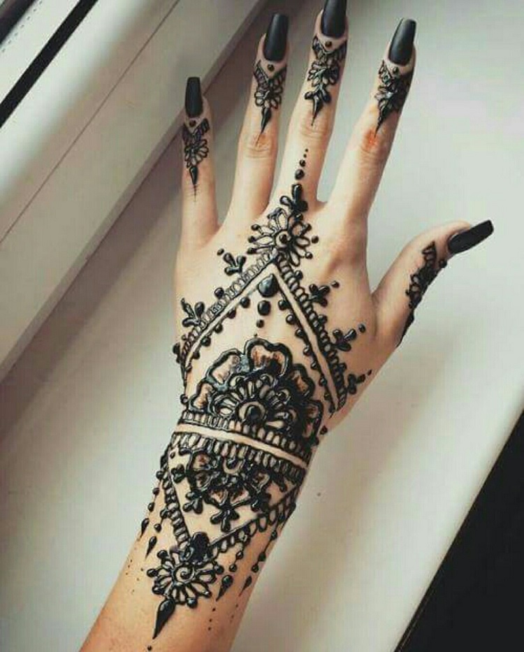 tatouage henné mirobolant sur la main