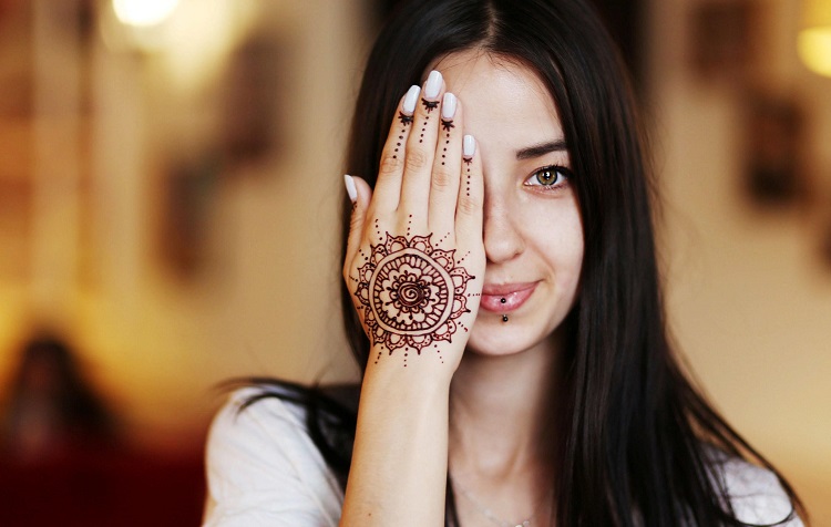 tatouage henné motif mandala sur la main
