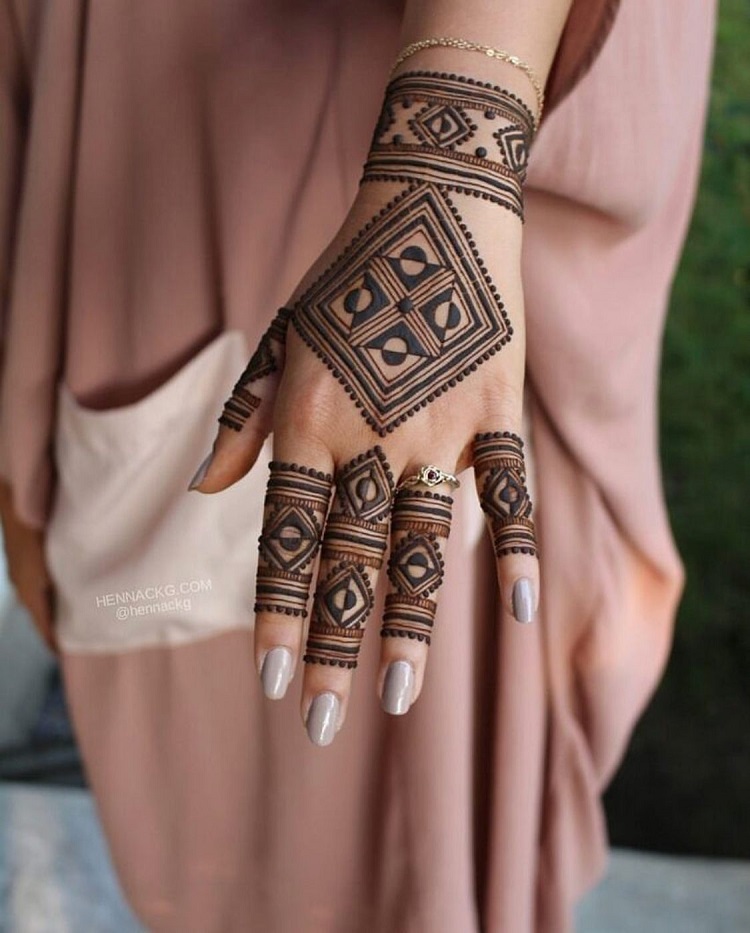 tatouage henné motifs géométriques
