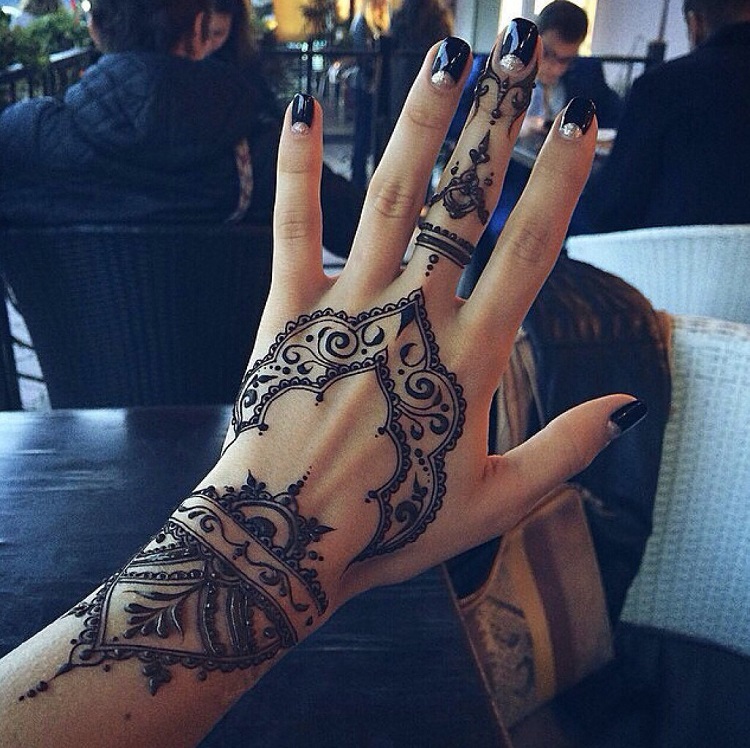 tatouage henné noir sur la main et le doigt