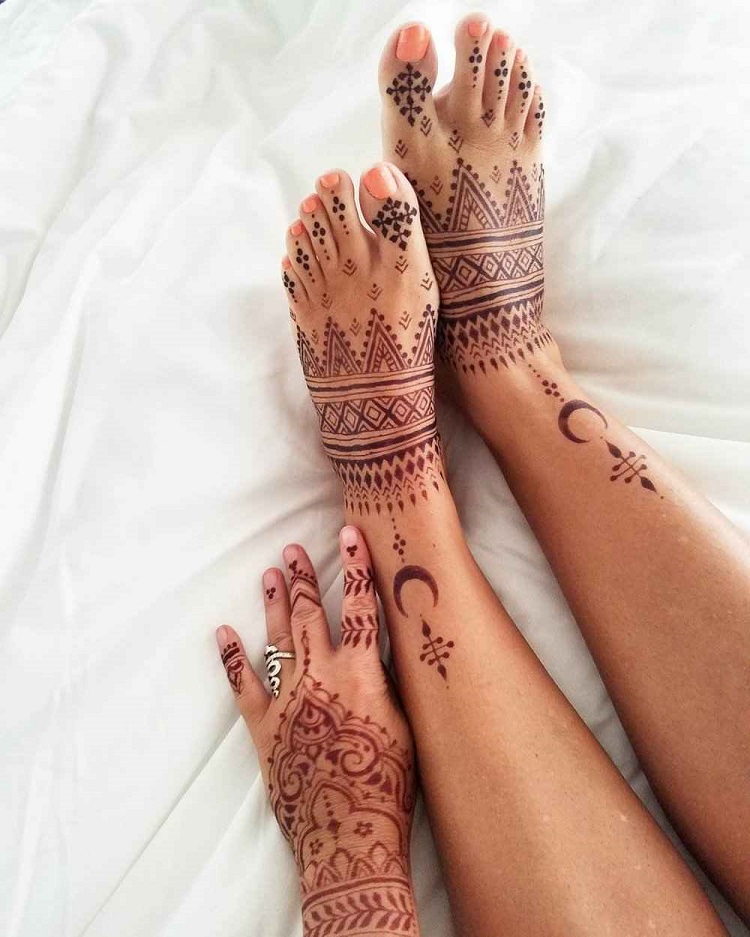 tatouage henné rouge sur les pieds et la main