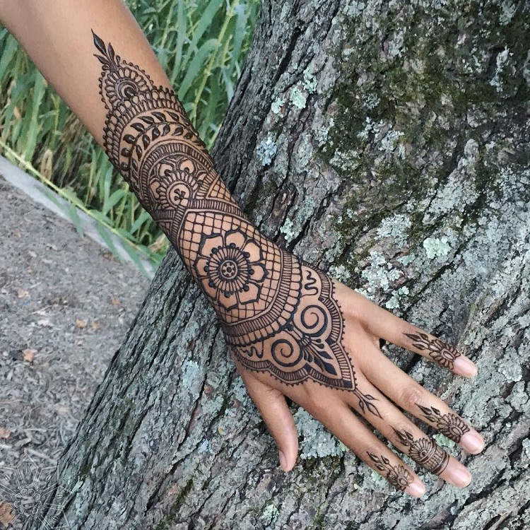 tatouage henné sur la main et l'avant-bras