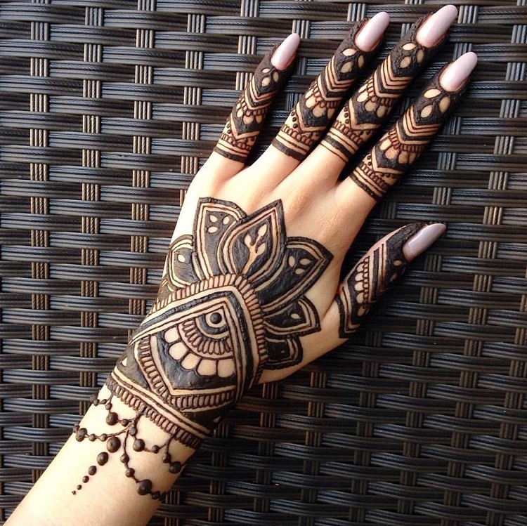 tatouage henné sur la main et les doigts entiers