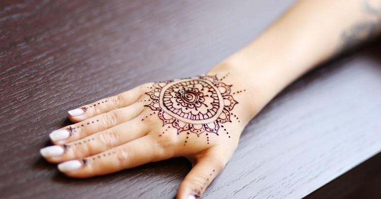 tatouage henné sur la main idées à essayer