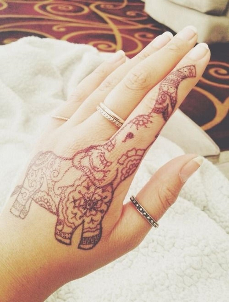 tatouage henné sur la main éléphant