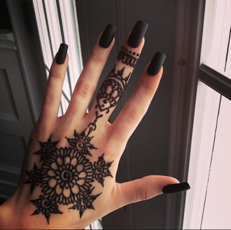 tatouage henné sur la main