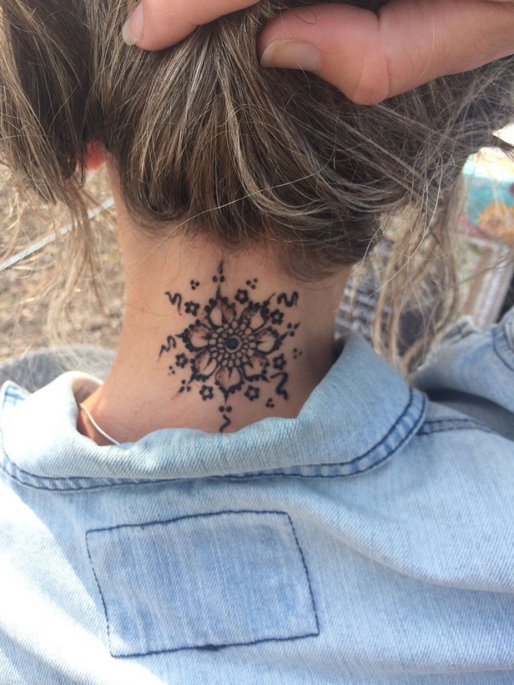 tatouage henné sur la nuque