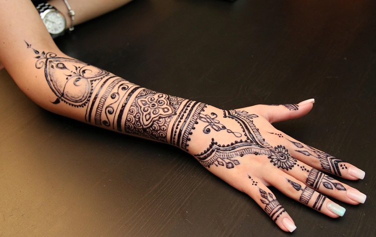 tatouage henné sur l'avant-bras motifs sympas
