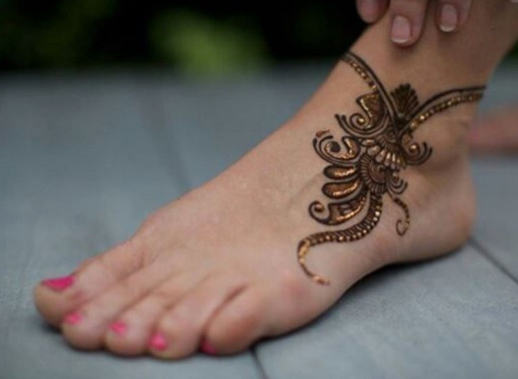 tatouage henné sur le pied