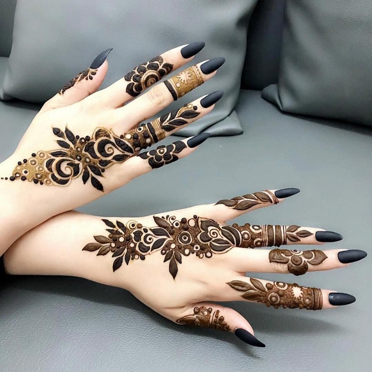 tatouage henné sur les mains et les doigts ongles noirs
