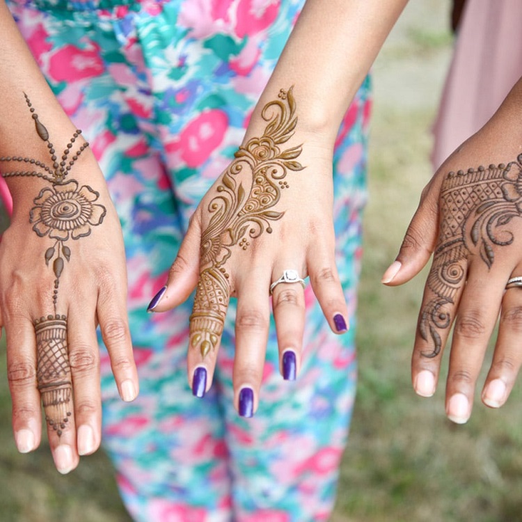 tatouage henné sur les mains idées à testes avec amies