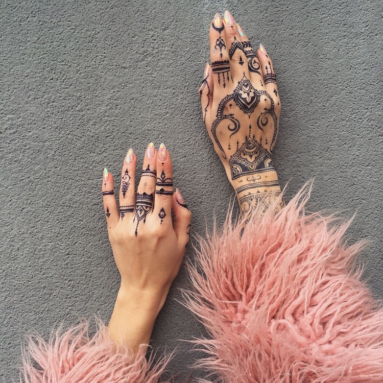 tatouage henné sur les mains
