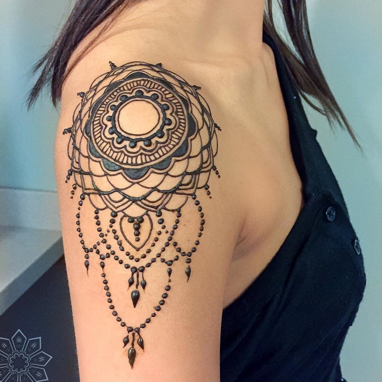tatouage henné sur l'épaule
