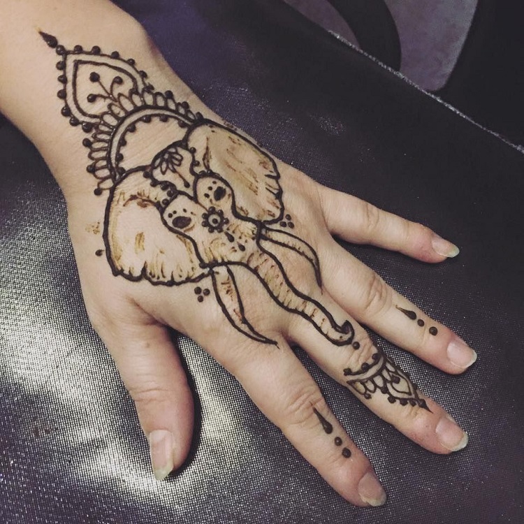 tatouage henné éléphant sur la main