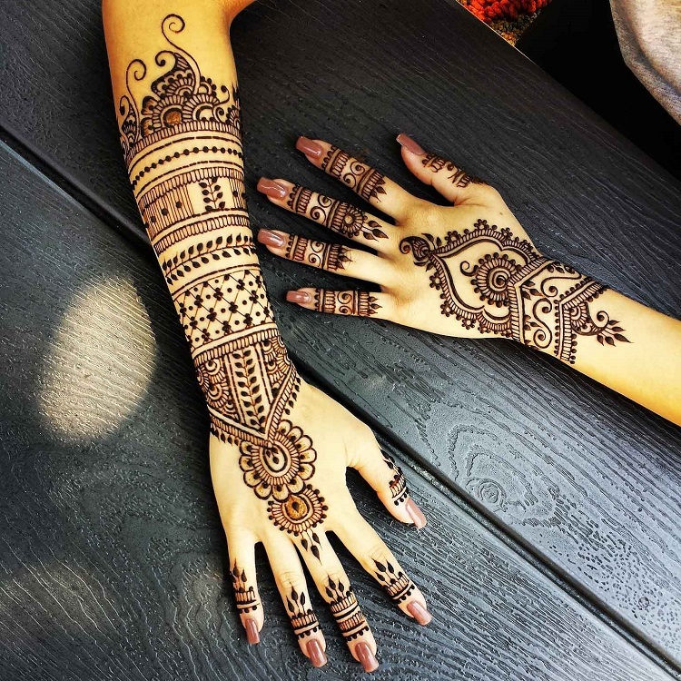 tatouages au henné sur la main et l'avant-bras