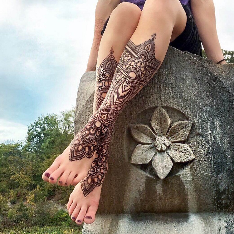 tatouages au henné sur les jambes