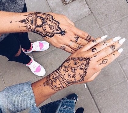 tatouages au henné sur les mains pour amies
