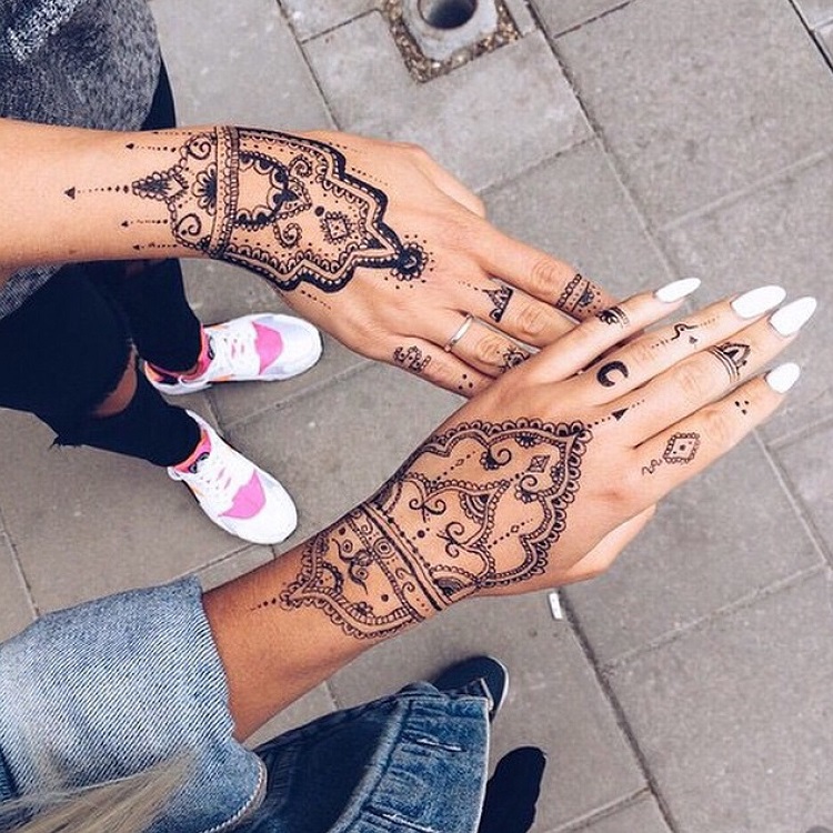tatouages au henné sur les mains pour amies