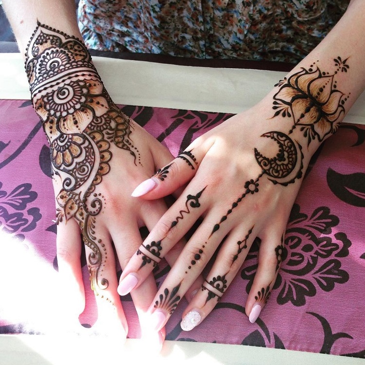 tatouages au henné sur les mains