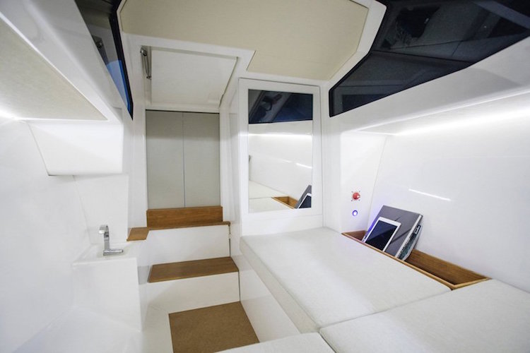 yacht électrique Q yachts modele Q30 concept minimaliste commandes cabine ecran tactile