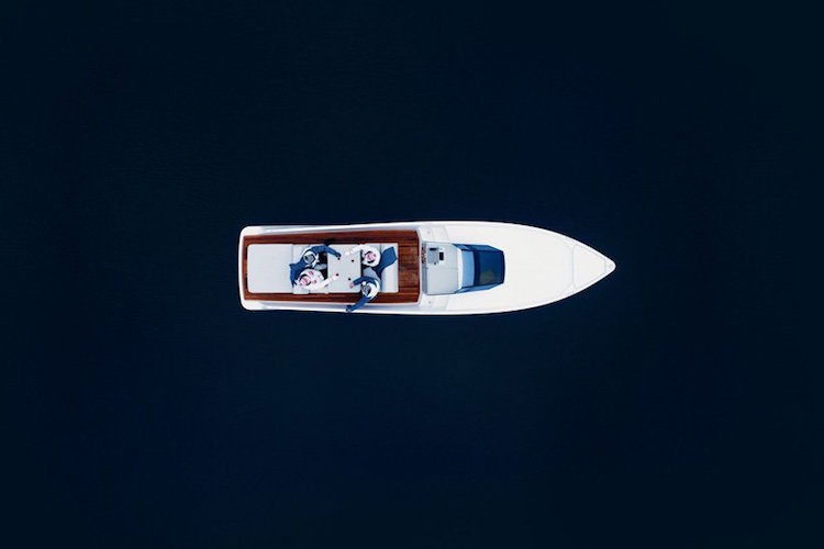 yacht électrique silencieux concept minimaliste