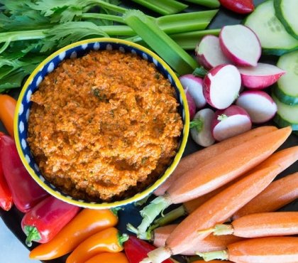 apéro crudités légumes frais radis carottes tomates cerise servis sauce poivron fromage blanc noix