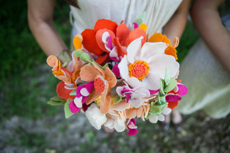 bouquet de mariee artificiel fleurs feutrine couleurs vives