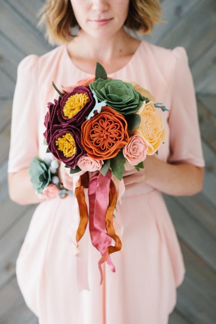 bouquet de mariee artificiel fleurs feutrine rubans satin couleurs automne