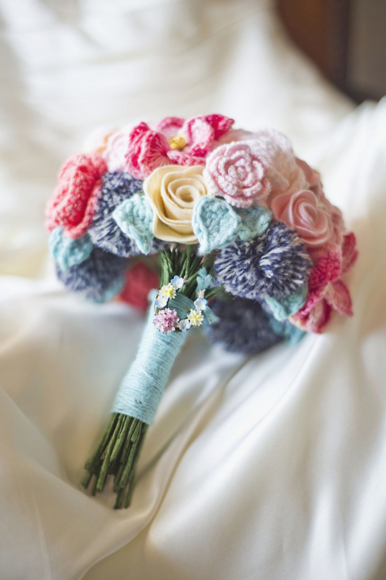bouquet de mariee artificiel roses feutrine fleurs crochet pompons
